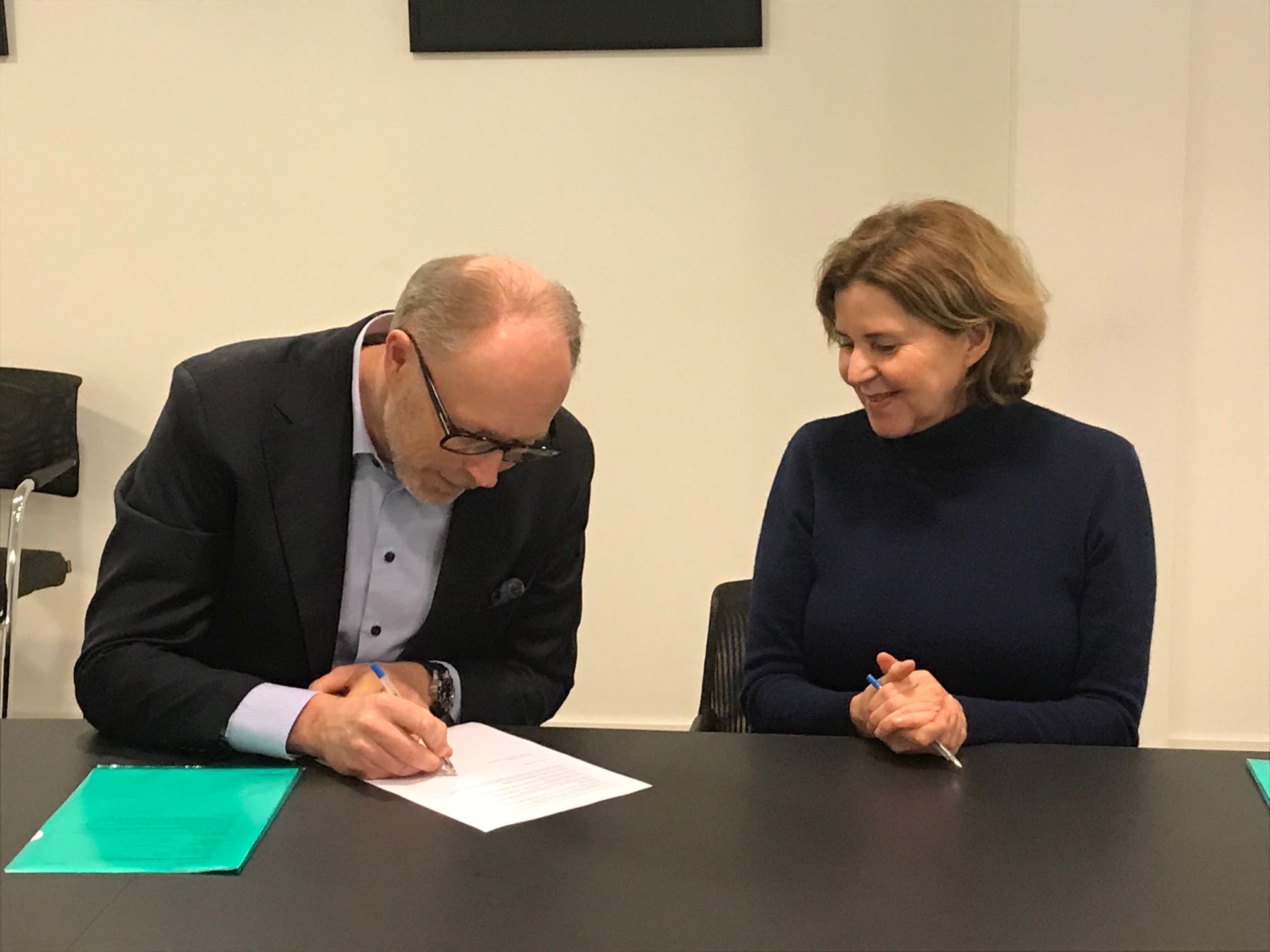 Her signeres kontrakten av HR-sjef i Forsvaret, Tom Simonsen og ombud Hanne Bjurstrøm.