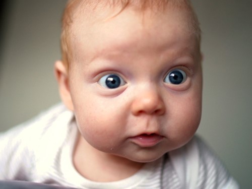 Baby blå øyne rødlig hår se litt forvirret ut
