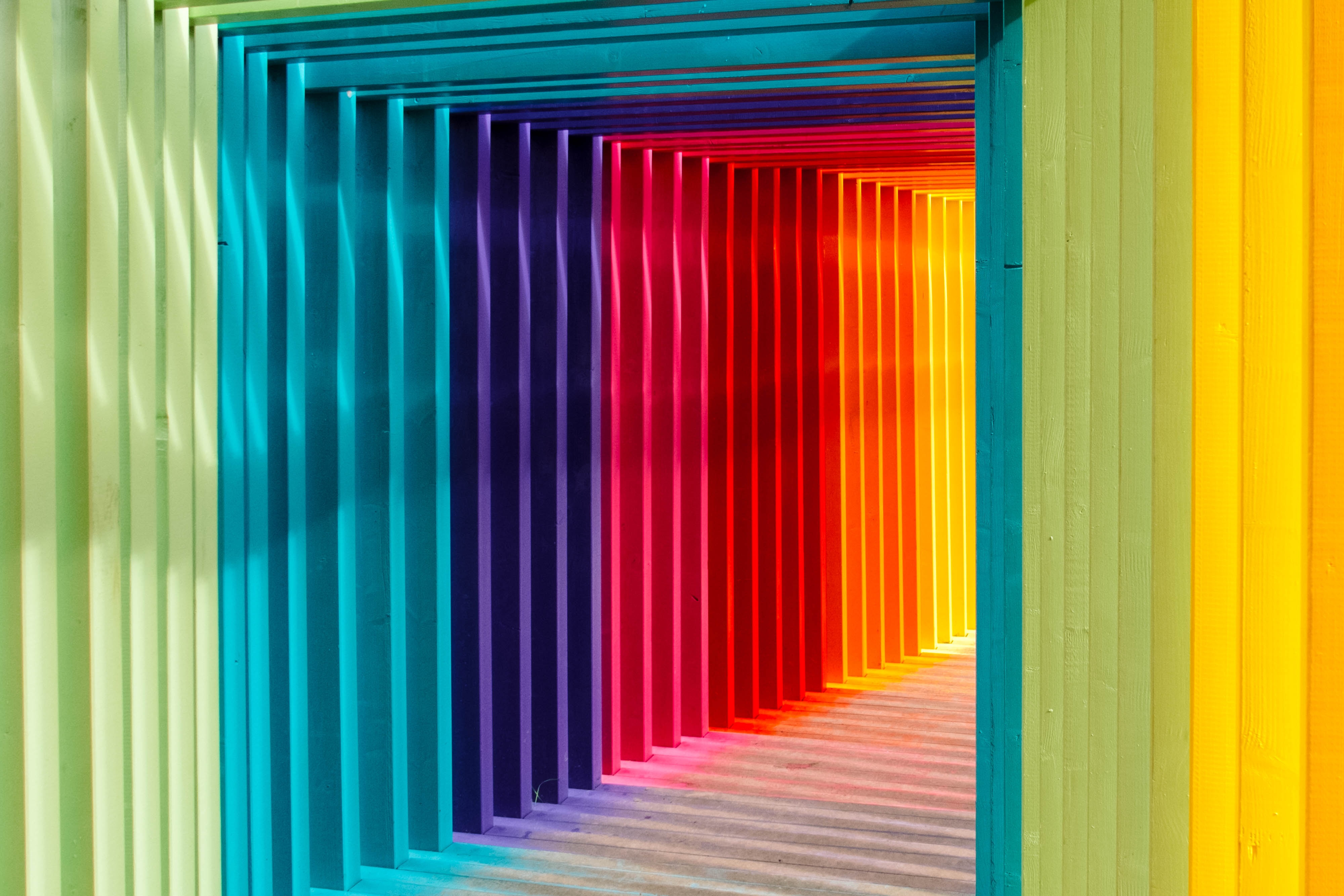 Bildebeskrivelse: Bilde av en fargerik spilekorridor med sollys i enden
