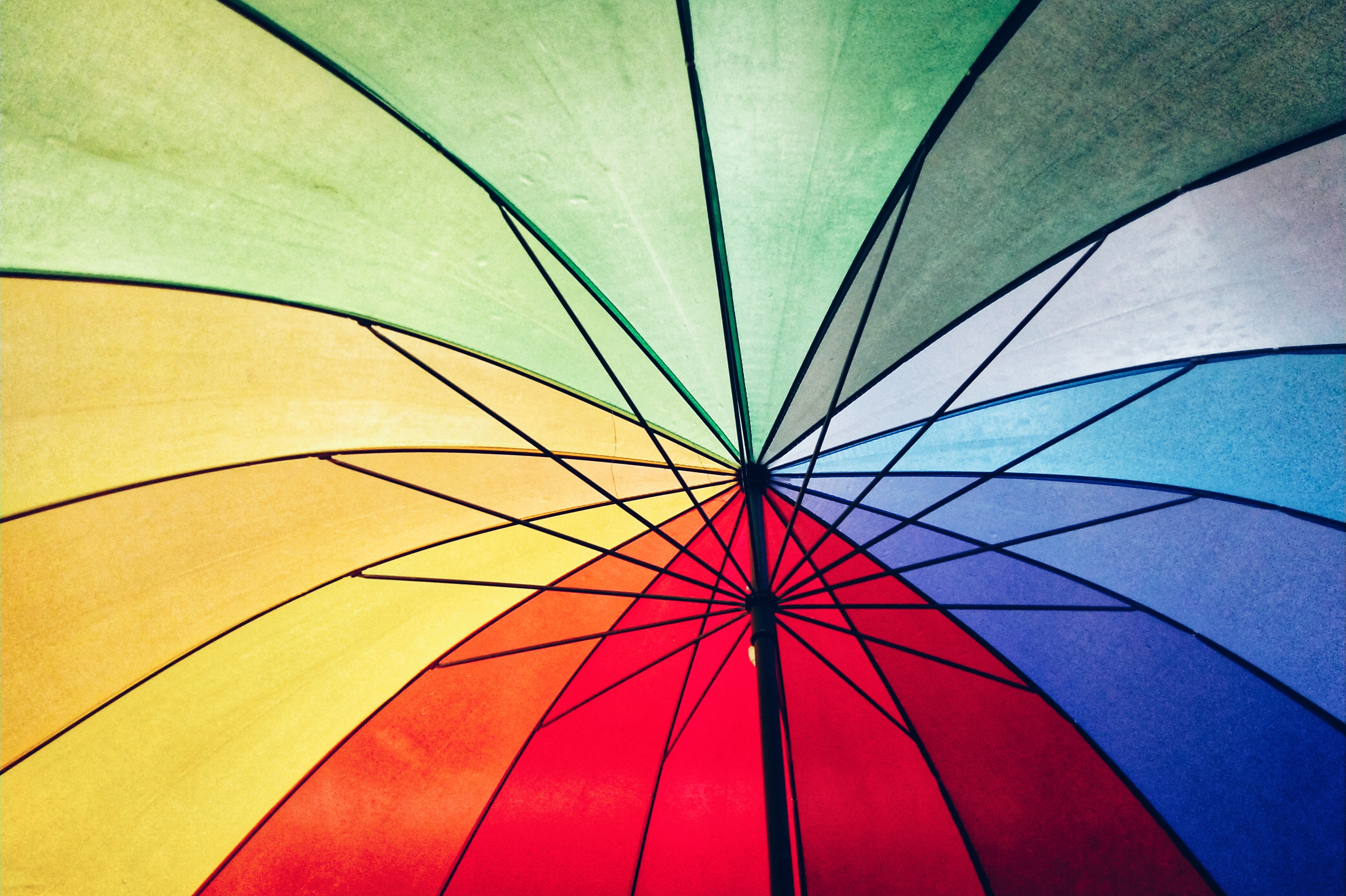 Bildebeskrivelse: Innsiden av en paraply med regnbuefarger