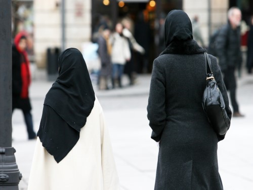 Illustrasjonsfoto av to muslimske kvinner sett bakfra