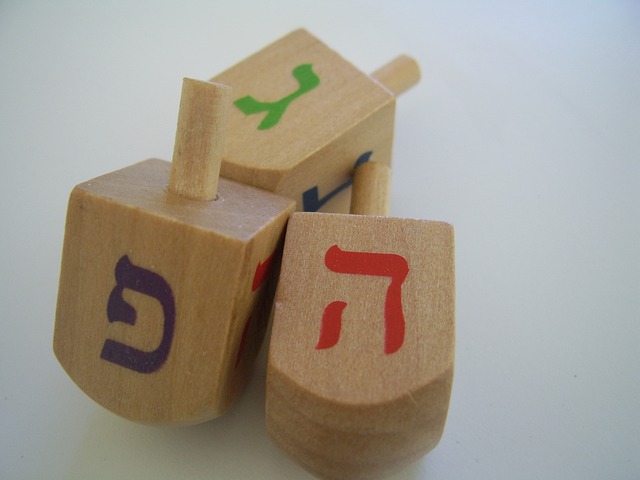 Bildebeskrivelse: dreideler i tre med hebraiske bokstaver i ulike farger