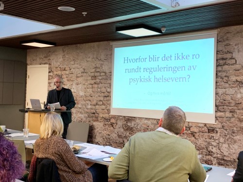 Presentasjon foran publikum, Olav Nyttingnes ved Akershus universitetssykehus var blant dem som engasjerte seg i debatten.