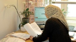 Kvinne i hijab på kontorarbeidsplass