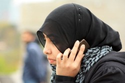 Kvinne med hijab snakker i telefonen