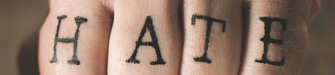 Ordet "hate" tatovert på en knyttneve